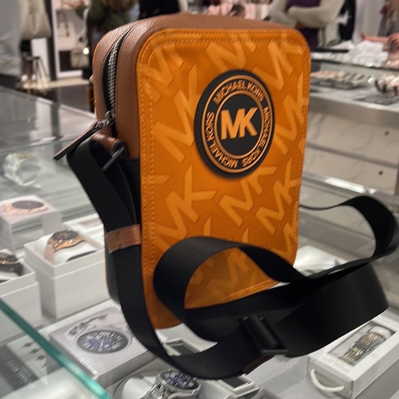 Michael Kors Kent Flight Bag Crossbody Honey Comb - Picture 4 of 16